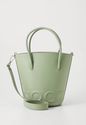Zöld bőr vödör táska texturált felülettel, dupla fogantyúval, állítható vállpánttal és dombornyomott logóval az elején.