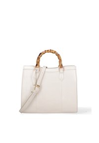 Borsa bianca strutturata con manico in bambù, dotata di una tracolla removibile e una forma ben definite, che mette in risalto un design elegante e moderno.