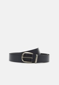 Schwarzer Lederbelt mit einer silbernen Metallschnalle. Der Gürtel ist glatt, hat eine klassische Breite und zeichnet sich durch ein einfaches, rundes Schnallendesign aus.