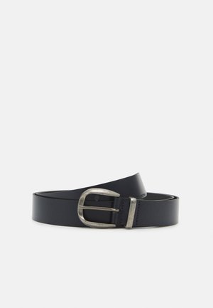 Schwarzer Lederbelt mit einer silbernen Metallschnalle. Der Gürtel ist glatt, hat eine klassische Breite und zeichnet sich durch ein einfaches, rundes Schnallendesign aus.