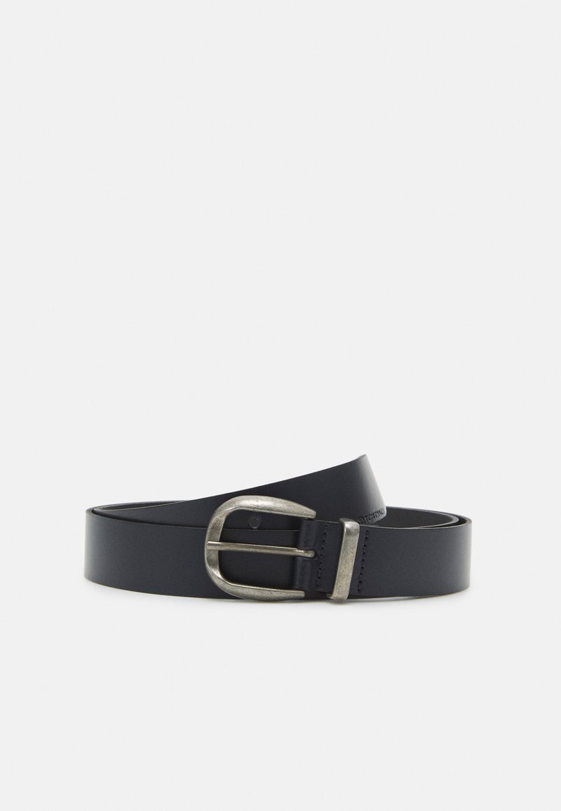 Ceinture en cuir noir avec une boucle en métal argenté. La ceinture est lisse, de largeur classique et présente un design de boucle simple et arrondi.