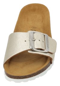 Sandalo piatto con una fascia metallica argento, soletta con texture in pelle e una robusta suola in gomma bianca con un bordo marrone. Dettaglio della fibbia argentata.