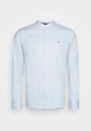 Camicia da uomo a maniche lunghe di colore azzurro chiaro, con colletto alla coreana, chiusura frontale con bottoni e piccolo logo del marchio sul petto a sinistra.