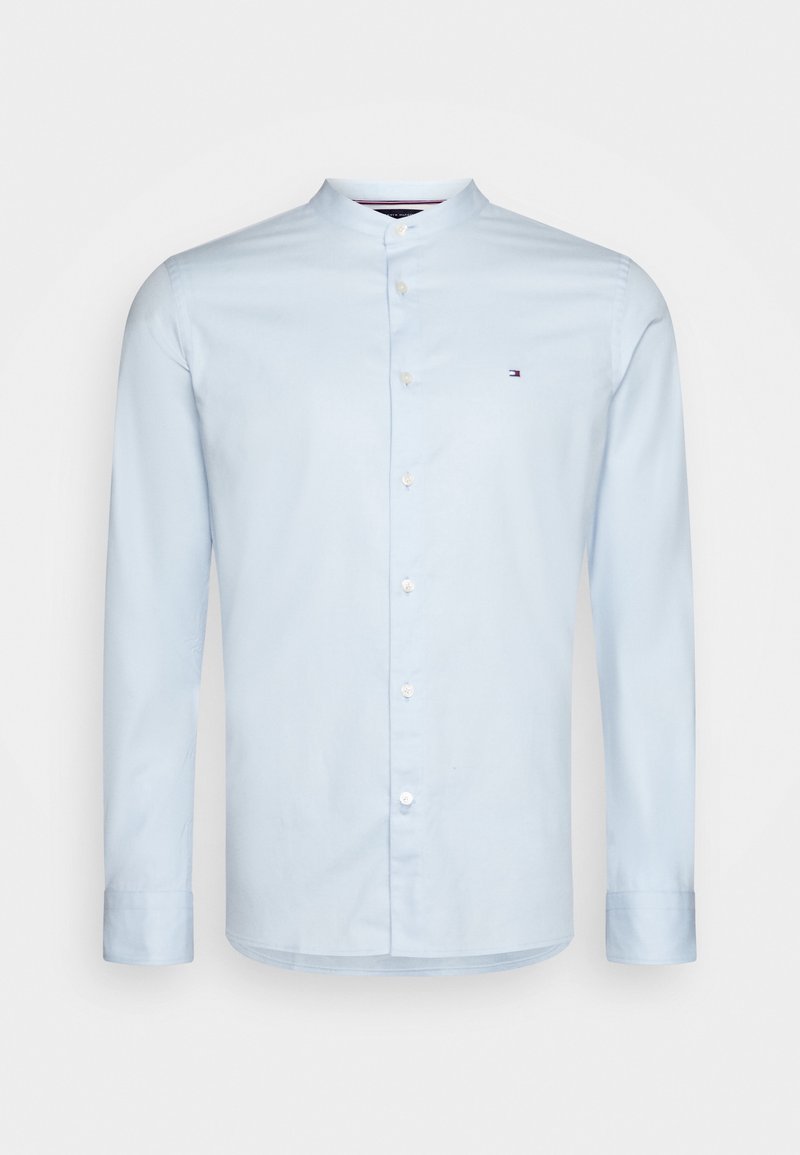 Camicia da uomo a maniche lunghe di colore azzurro chiaro, con colletto alla coreana, chiusura frontale con bottoni e piccolo logo del marchio sul petto a sinistra.