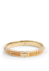 Bracciale rigido in metallo dorato con superficie liscia, caratterizzato da un'intarsio in smalto arancione e piccoli dettagli in metallo. Design con chiusura a cerniera.