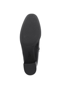 Černá bota s hladkým koženým svrškem, texturovanou gumovou podešví s vlnkovým vzorem a nízkým blokovým podpatkem. Název značky je vyražen na podešvi.