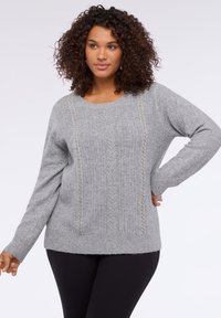 Šedý pletený svetr s texturovaným vzorem obsahujícím vertikální linie a ozdobné prošití. Dlouhé rukávy a kulatý výstřih.