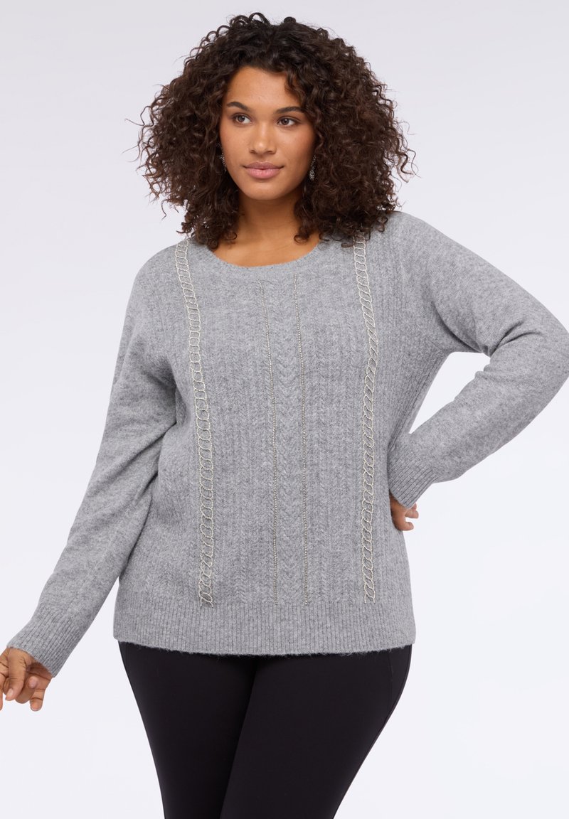 Šedý pletený svetr s texturovaným vzorem obsahujícím vertikální linie a ozdobné prošití. Dlouhé rukávy a kulatý výstřih.