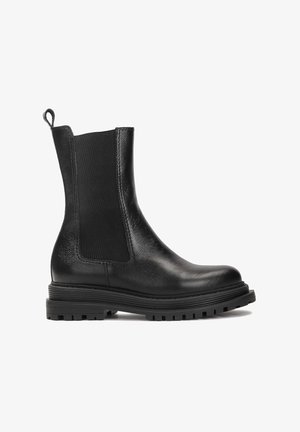 Černá kožená kotníková bota s elastickými bočními panely, kulatou špičkou a strukturovaným povrchem. Má silnou, robustní podrážku.