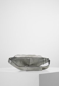 Metallinen hopeanhohtoinen nahkalaukku, jossa on teksturoitu, hieman rypistynyt pinta. Varustettu irrotettavalla hihnalla ja rakenteellisella muodolla.