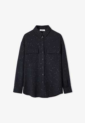 Ciemnoniebieska koszula z guzikami z przodu, długimi rękawami, dwiema kieszeniami na piersi oraz teksturowanym materiałem z małymi metalicznymi kropkami i paskami.