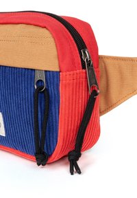 Borsa a vita multicolore in corduroy blu, tessuto rosso e beige. Presenta cerniere nere, dettagli con cordoncino e una tracolla piatta per indossarla.