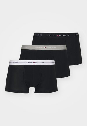 Tres pares de bóxers negros que cuentan con cinturillas elásticas en blanco, gris y negro con acentos del logotipo "TOMMY HILFIGER".