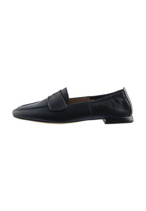 Schwarze Lederloafer mit glatter Textur, runder Zehenform, niedrigem Blockabsatz und einem dekorativen Riemen über dem oberen Teil.