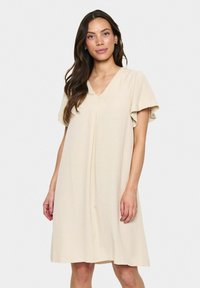 Beiges kurzärmliges Kleid mit V-Ausschnitt, Faltendetail an der Vorderseite und lässiger Silhouette, hergestellt aus leichtem Stoff.