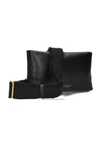 Schwarze Leder-Crossbody-Tasche mit einem strukturierten schwarzen Tragegurt, ausgestattet mit goldfarbenen Beschlägen und einer glatten, rechteckigen Form. Sichtbares goldfarbenes Brand-Detail.