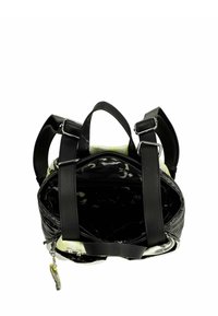 Bolso negro con acabado de charol, doble asa superior y correas ajustables. El interior presenta un forro amarillo claro con un patrón decorativo.