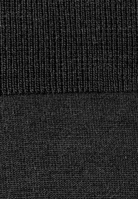 Svart tyg med ribbad textur upptill och en slät yta nedanför, som visar variationer i väv och täthet.