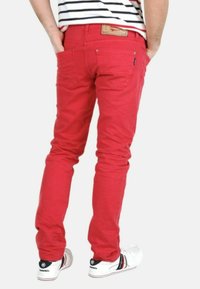 Koroshi JACKY - Tiesaus kirpimo džinsai - rojo red