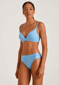 Lichtblauw lingeriesetje met een driehoekige bh met dunne bandjes en bijpassende hipsteronderbroek, met een gladde textuur en minimale naden.