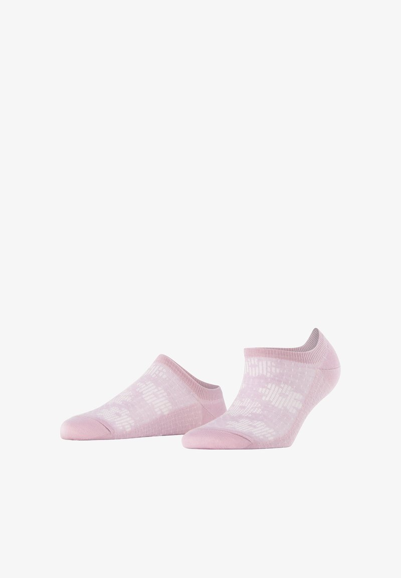 Paire de chaussettes invisibles rose clair avec motifs floraux blancs sur fond blanc, légèrement inclinées sur le côté.