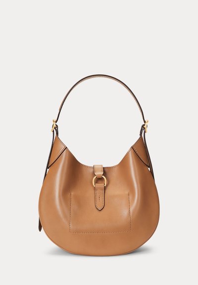 Hellbraune, halbmondförmige Ledertasche mit einem einzelnen oberen Griff und einem goldenen Ringdetail am vorderen Riemenverschluss.