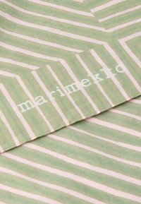 Πράσινο ύφασμα με εναλλασσόμενες λευκές και ανοιχτό ροζ ρίγες, με την επωνυμία "marimekko" τυπωμένη σε ανοιχτό μπλε κοντά στην άκρη.