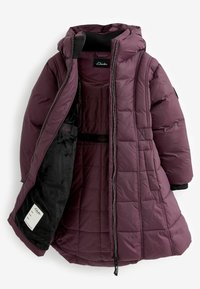 Körsbärsfärgad pufferjacka med huva, med en quiltad design, frontdragkedja och mjukt svart foder med en inre etikett.