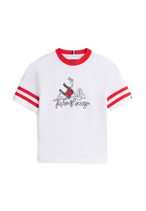 Hvid T-shirt med korte ærmer, rød krave og ærmestriber, med en grafik af en afslappet figur og teksten "Tag det roligt."