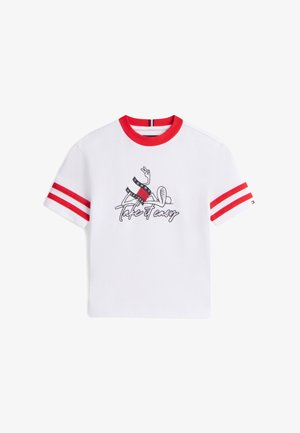 Biała koszulka z krótkim rękawem z czerwonym kołnierzykiem i paskami na rękawach, z grafiką przedstawiającą zrelaksowaną postać oraz tekstem "Take it easy."