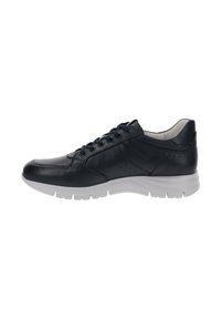 Baskets en cuir noir avec des lacets bleu marine, des détails perforés sur les côtés et une semelle épaisse en caoutchouc blanc pour un usage décontracté.