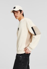 Karl Lagerfeld Jeans MIX MATERIAL FIT - Sweatshirt - whitecap gray