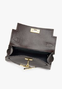 Tmavě hnědá kožená kabelka s texturovaným povrchem, vybavená zlatým zapínáním na sponu a zipem, s zaoblenými bočními detaily. Vnitřek je bez ozdob.