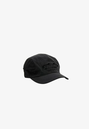 Gorra negra de tela con visera curvada, que presenta un prominente logotipo negro bordado en la parte frontal. Textura suave sin patrones.