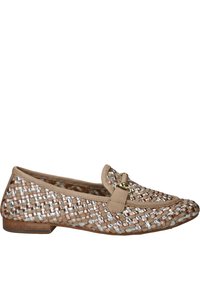 Mocassins tissés en beige, avec des accents brillants. Tige douce et texturée avec une petite boucle décorative et un talon bas empilé pour la stabilité.