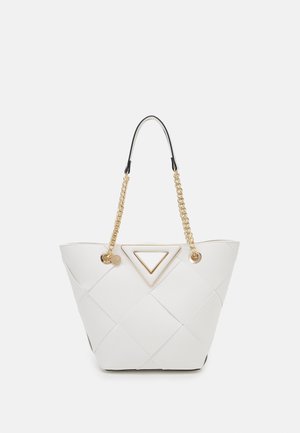Bolso tote de cuero blanco tejido con cierre triangular dorado y asas de cadena dorada con descansos para el hombro de cuero negro.