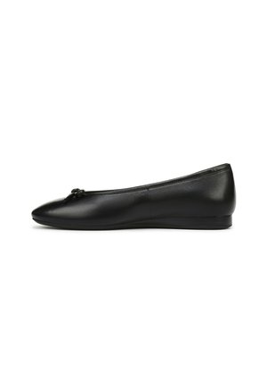 Ballerina in pelle nera con punta arrotondata e piccolo dettaglio di fiocco sulla parte superiore, tacco basso e piatto, fotografata di profilo su sfondo bianco.