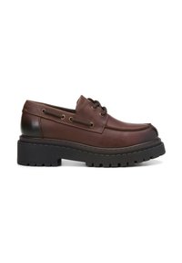 Chaussures en cuir marron avec un bout arrondi, semelle en caoutchouc noire contrastante et accents de laçage décoratifs. Surface texturée et design robuste.