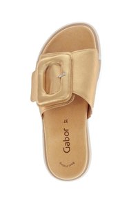 Gouden leren slip-on sandaal met een vierkante gespdetail. Zachte voetbed, tan kleurige inlegzool en doorzichtige zool. Voorzien van branding op het voetbed.