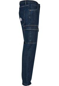 Mørke denim cargo bukser med flere sidelommer, hvid syning og opsmøgede hems. Har et logo på baglommen.