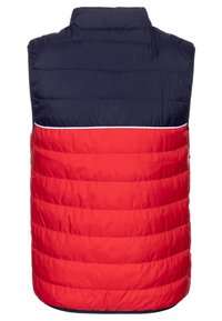 Přední vesta s polstrováním, tmavě modrou horní částí a červenou spodní částí, s prošívanou texturou a bílým švem, který probíhá vodorovně přes hruď.