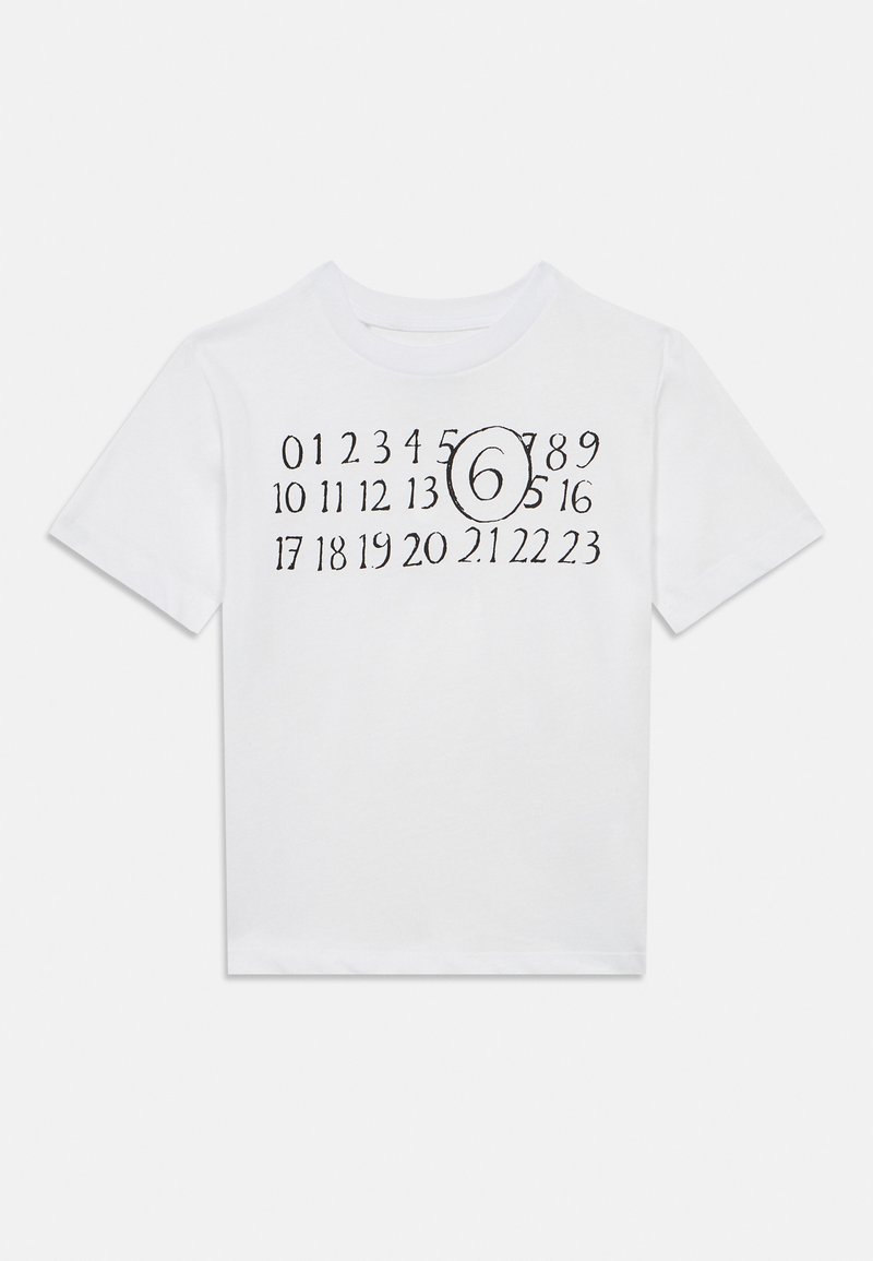 Λευκό βαμβακερό t-shirt με μαύρο γραφικό που απεικονίζει αριθμούς από 0 έως 23, με έμφαση στον αριθμό 6 σε κύκλο. Κοντά μανίκια, λαιμόκοψη τύπου crew.