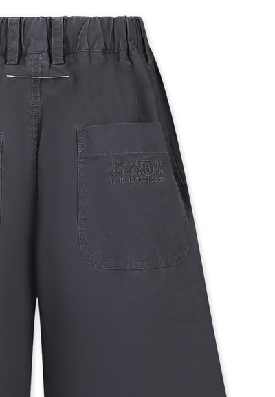 Pantalon gris foncé avec une taille élastique, présentant une poche arrière avec des coutures détaillées et un motif de chiffres. Matériau doux et durable.