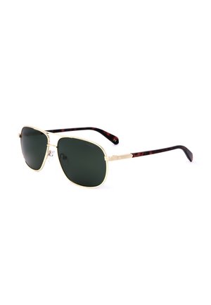 Occhiali da sole rettangolari verde scuro con sottili montature metalliche dorate e sottili aste con motivo tartarugato su sfondo bianco.