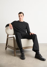 Tommy Hilfiger ESSENTIAL CREW NECK - Jumper - black