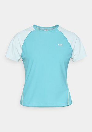 Gaiši zila sporta t-krekls ar īsām raglāna piedurknēm. Ribota tekstūra, nedaudz pieguļošs siluets un neliels logotips uz krūtīm.