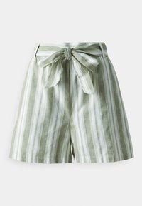 Shorts rayés verts et blancs avec une ceinture à nouer, fabriqués en tissu texturé. Présentent une coupe décontractée et un ourlet qui tombe au-dessus du genou.