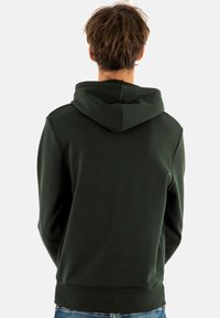 Hoodie verde scuro con cappuccio grande, polsini e orlo a costine. Tessuto morbido con cuciture minime e senza loghi visibili.