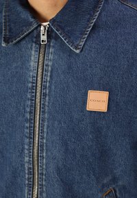 COACH ZIP FRONT JACKET - Teksajakk - dark wash
