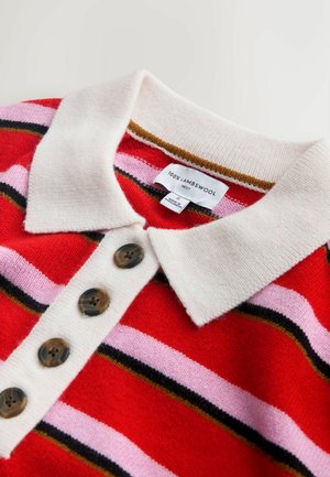 Polo roșu din lână de miel, cu guler crem, având dungi orizontale în roz, negru și maro.  Închidere cu cinci nasturi rotunzi maro.